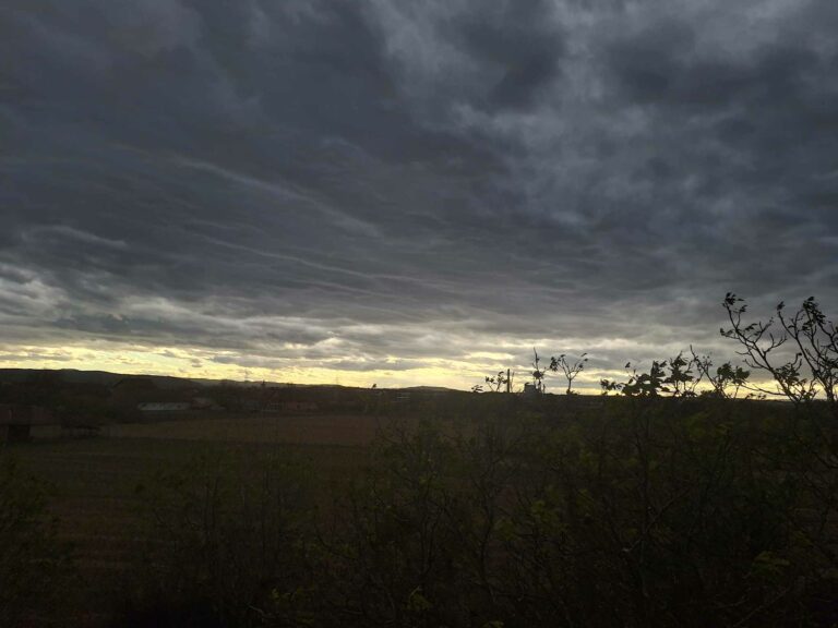 Kišovito uz jake udare južnog vjetra