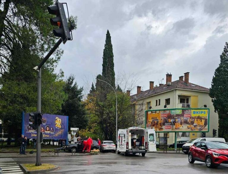 Sudar tri vozila na bulevaru u Podgorici, dvije osobe povrijeđene