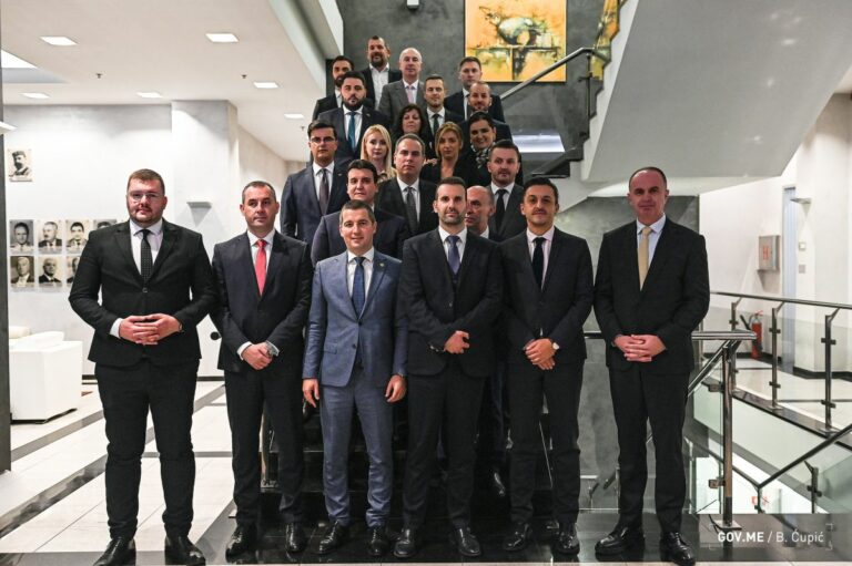 Ministri zarađuju od 1.700 do 1.800 eura