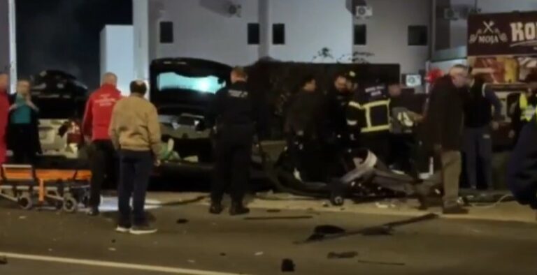 Igalo: Automobil udario u potporni zid, pa u parkirano vozilo, povrijeđena jedna osoba