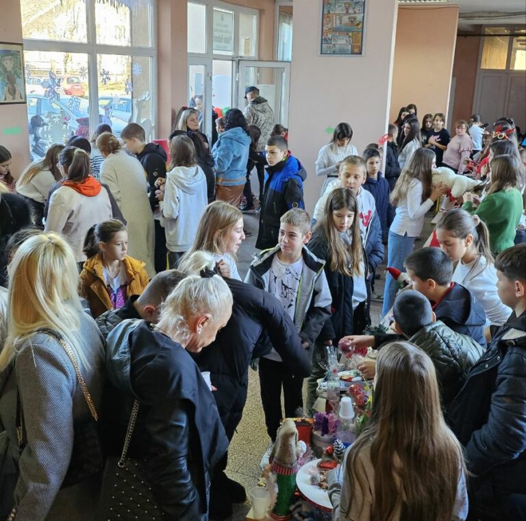 Berane: Novogodišnji bazar u OŠ „Vukašin Radunović“