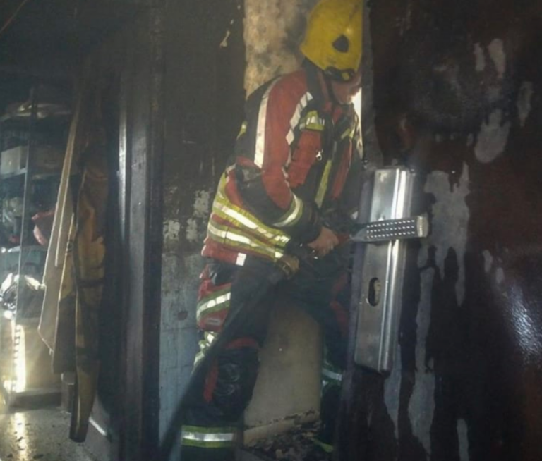 Konik: Požar u stanu i na krovu zgrade