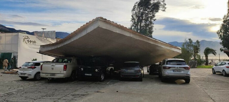 Budva: Jaki udari vjetra oborili tendu, pričinjena velika materijalna šteta