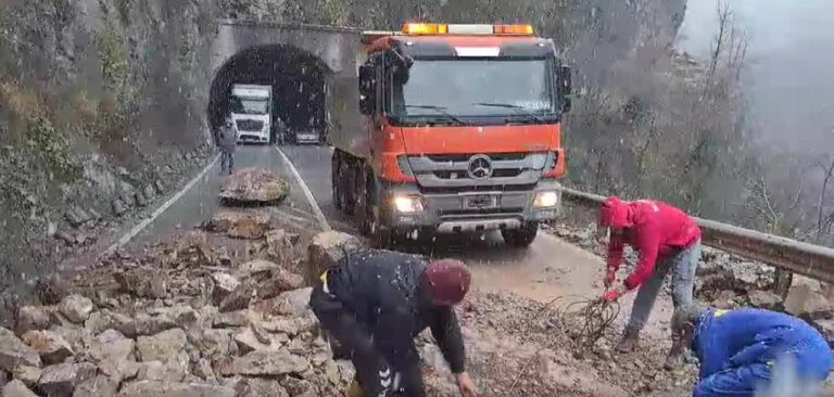 Odron kod mosta Grlo, građani čistili saobraćajnicu