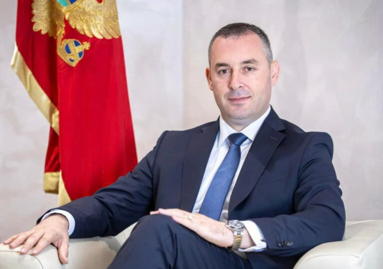 Šćekić: Trobojke je bilo i biće, od crnogorske tradicije se pravi problem