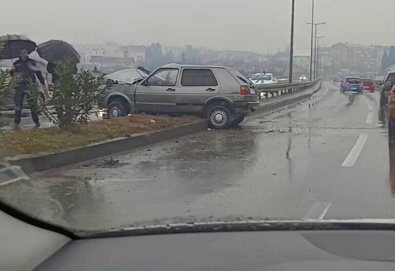 Podgorica: Saobraćajna nezgoda kod Katoličke crkve, jedna osoba povrijeđena