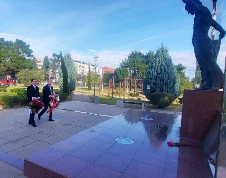 KNEŽEVIĆ I MASLENIKOV: Položeni vijenci na spomenik ruskom pjesniku Visockom