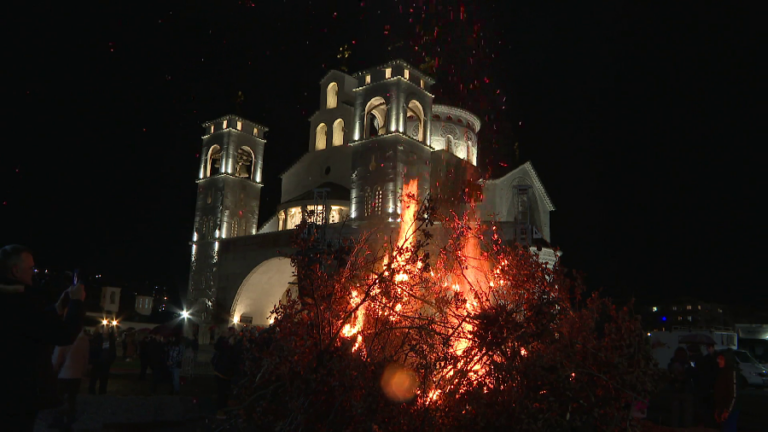 Nalaganje badnjaka: Božić obilježio najljepše stranice istorije Crne Gore
