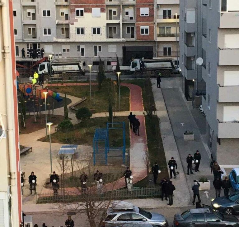 Počelo rušenje Lamele C, više stanara u zgradi, poručuju da neće izaći