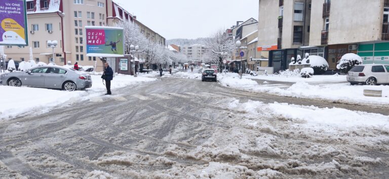 Poštovati saobraćajna pravila: Na sjeveru poledica, povećana opasnost od odrona