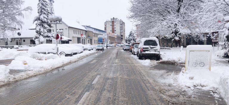 Na sjeveru otežano saobraćanje zbog snijega, poledice i jakih udara vjetra