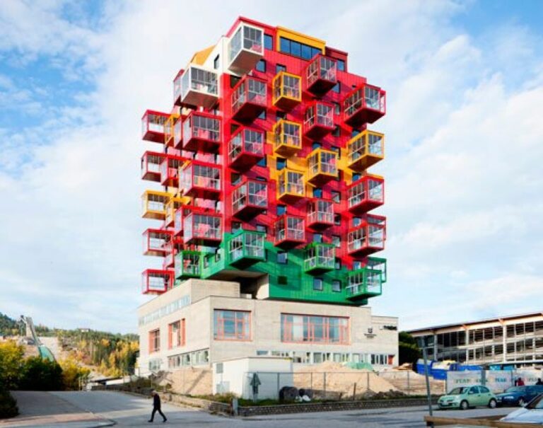 FOTO – Zgrada u Švedskoj nosi titulu najružnije: Lokalci kažu da izgleda kao koronavirus