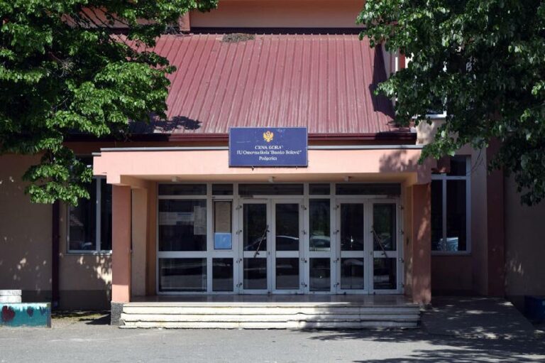 INCIDENT U ŠKOLI: Učenik OŠ “Branko Božović” poprskao đake biber sprejom  