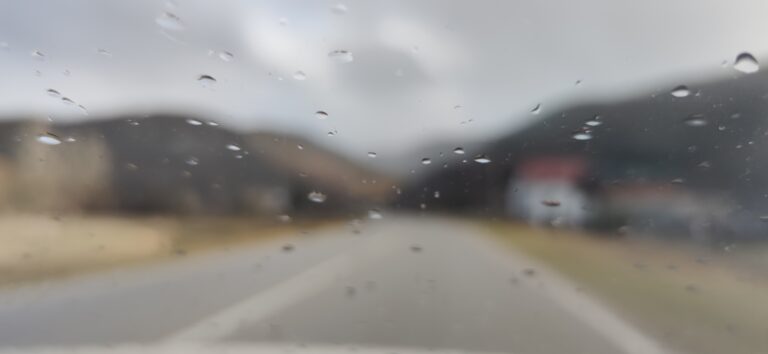 Većina puteva mokra i klizava, poštovati saobraćajnu signalizaciju