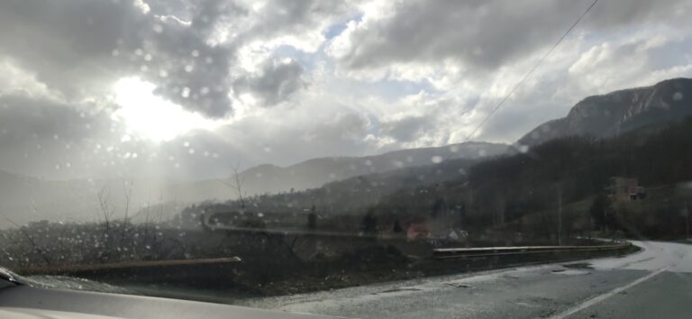 Putevi uglavnom suvi, vozite oprezno zbog mogućih odrona