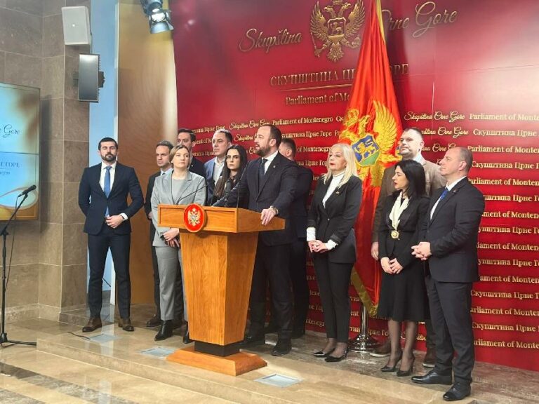 Opozicija: Krivična prijava protiv Mandića zbog isticanja strane zastave