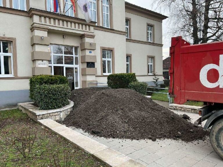 Kamionom istovario zemlju ispred Opštine Berane