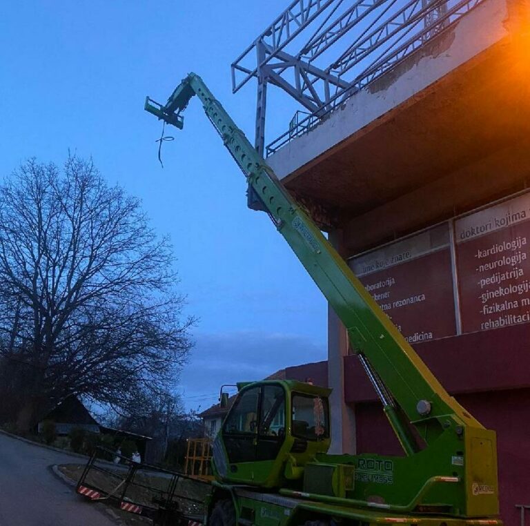 Berane: Radnik pao sa dizalice, u komi prevezen u KCCG