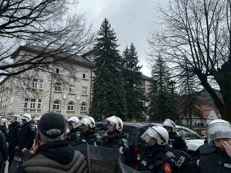 Protest na Cetinju: Jake policijske snage u gradu, saobraćaj blokiran oko Skupštine