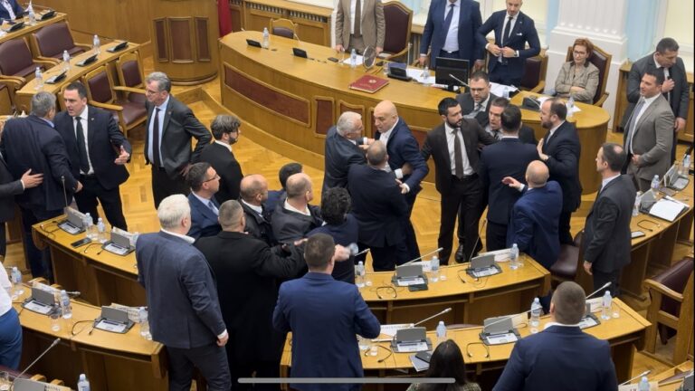 Umalo tuča u Skupštini: Huter iz DPS-a vrijeđa poslanike ZBCG!