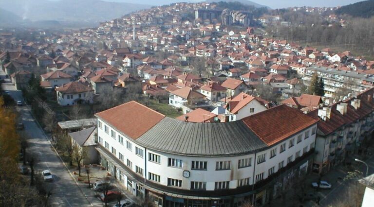 Pljevljakinja osumnjičena da je ugrizla supruga, napala svekrvu, prijetila, lomila stakla…