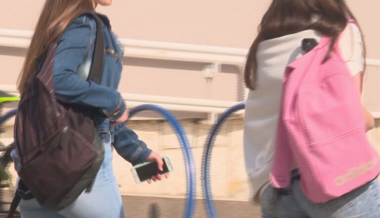 MATURSKI ISPIT: Učenici telefone umotavali u aluminijsku foliju, pod izgovorom da su ponijeli sendvič