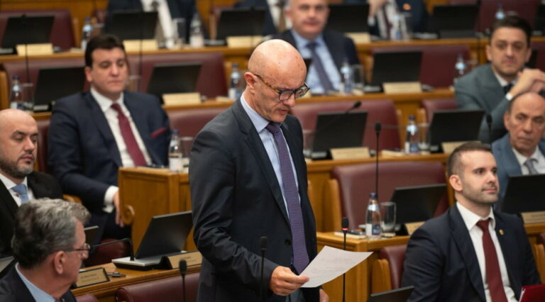 Abazović Lakoviću: Sa Vama možemo o picama i brašnu; Laković: U policiji sam bio 24 godine, i onda kad ste Vi bili u TV Teuta