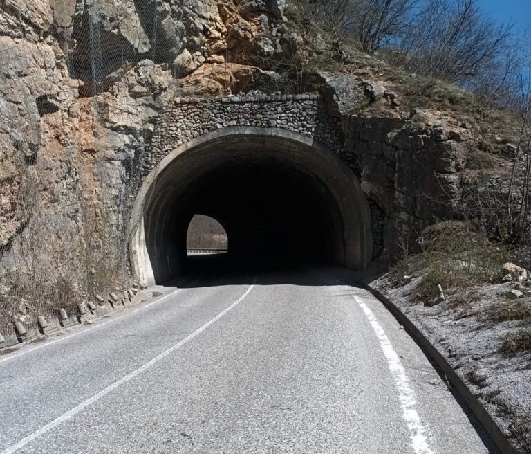 Stanje na putevima: Kolovozi pretežno suvi, poštovati saobraćajnu signalizaciju