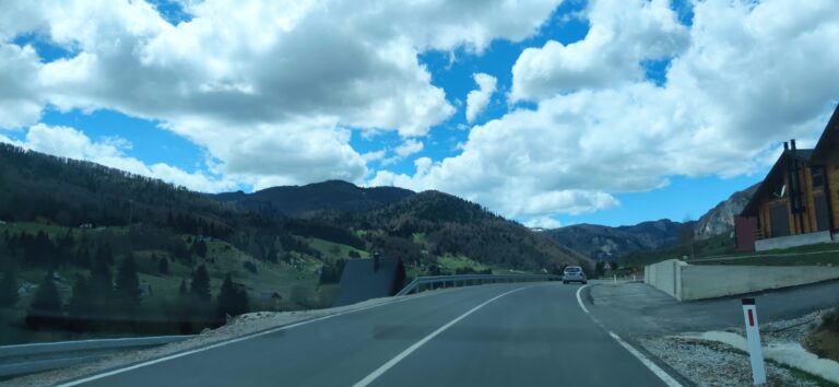 Voziti oprezno: Putevi mokri i klizavi