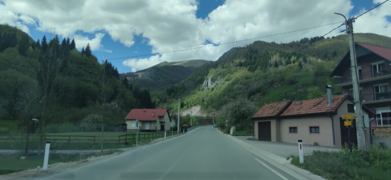 Putevi mjestimično mokri i klizavi