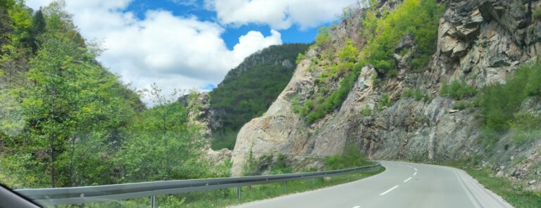Povoljni uslovi za vožnju, duž klisura i usjeka mogući sitniji odroni
