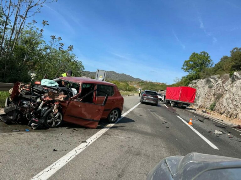 IZNAD FARMAKA: Dvije osobe povrijeđene u udesu na putu Podgorica – Cetinje