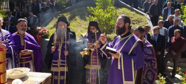 SLUŽENA LITURGIJA: Pomen žrtvama bombardovanja u Murini, prisustvuju Milatović i Mandić