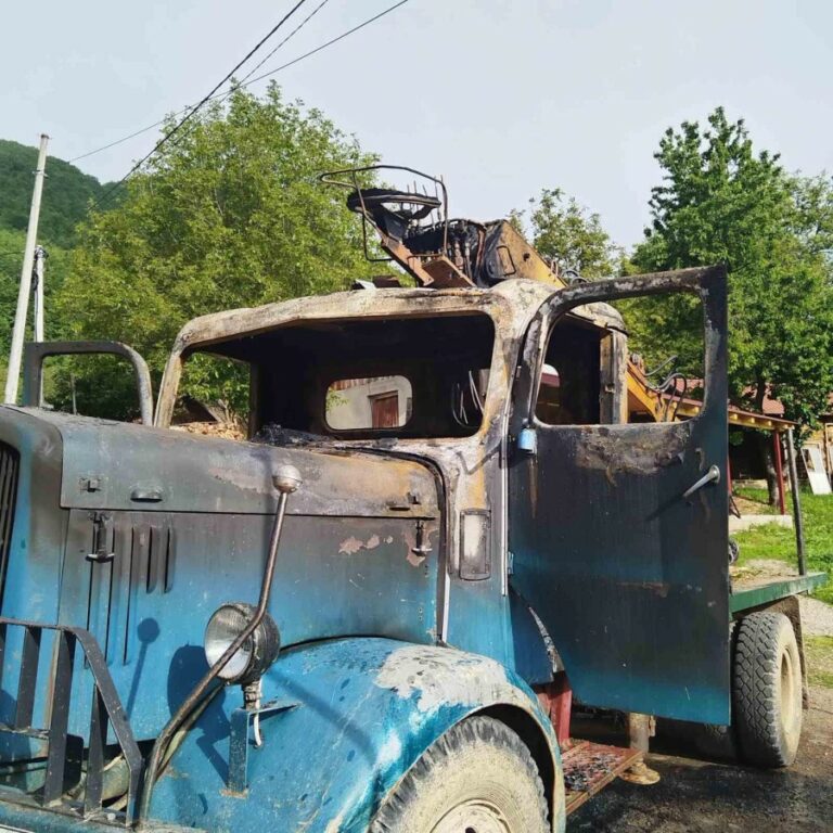RAJKOVIĆ POZVAO NA REAKCIJU: Zapaljen kamion korišćen u borbi protiv bespravnih aktivnosti u Jelovici