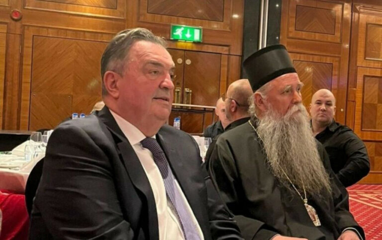 Mitropolit Joanikije posjetio Kneževića i poklonio mu Bibliju