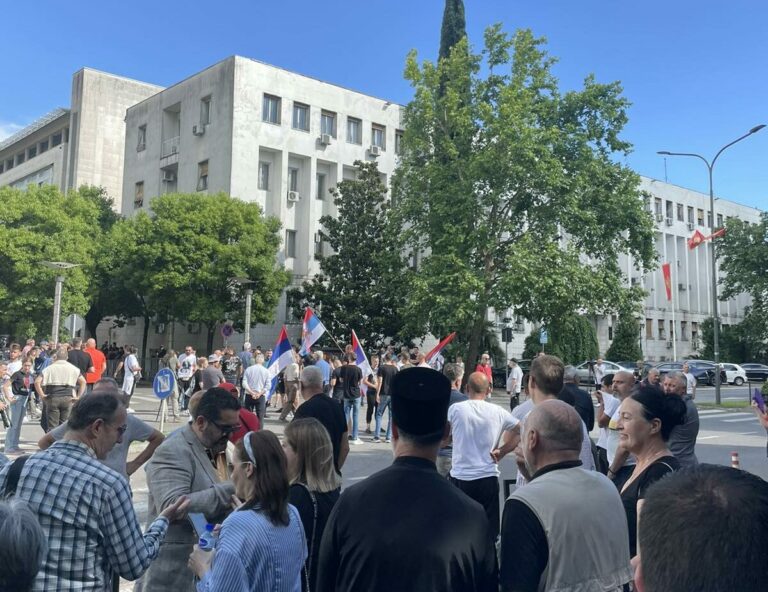 Novi protest ispred Vlade zbog rezolucije o Srebrenici