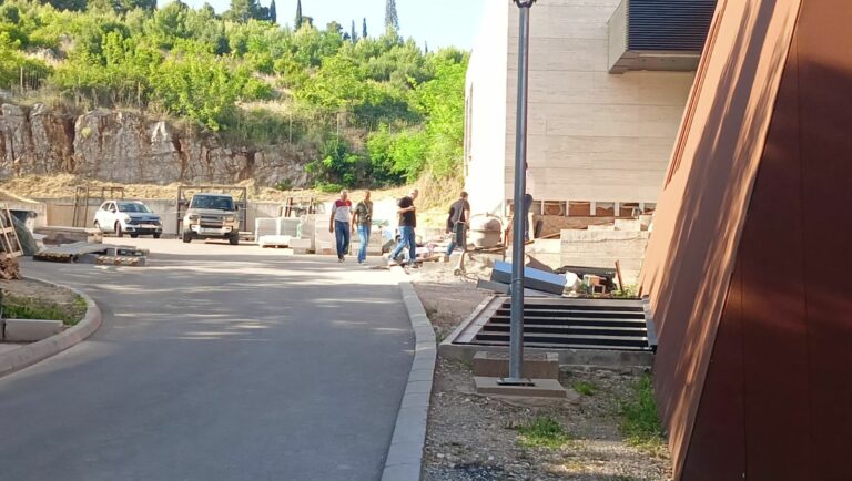 Steže se obruč oko „ničije kuće“