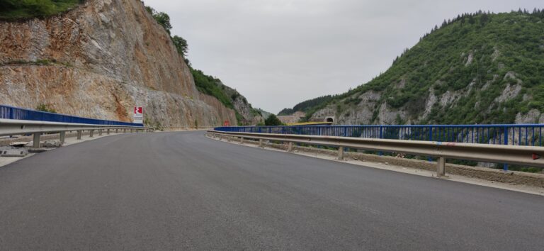 Stanje na putevima: Na ovim dionicama su povremene obustave saobraćaja