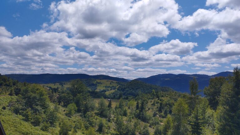 Na jugu sunčano do 35 stepeni, na sjeveru oblačno sa kišom