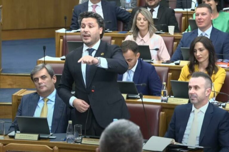 Abazović: Spajić pobjegao sa premijerskog sata uz pomoć DPS-a