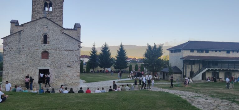 Patrijarh Porfirije stigao u Berane, dočekao ga veliki broj vjernika