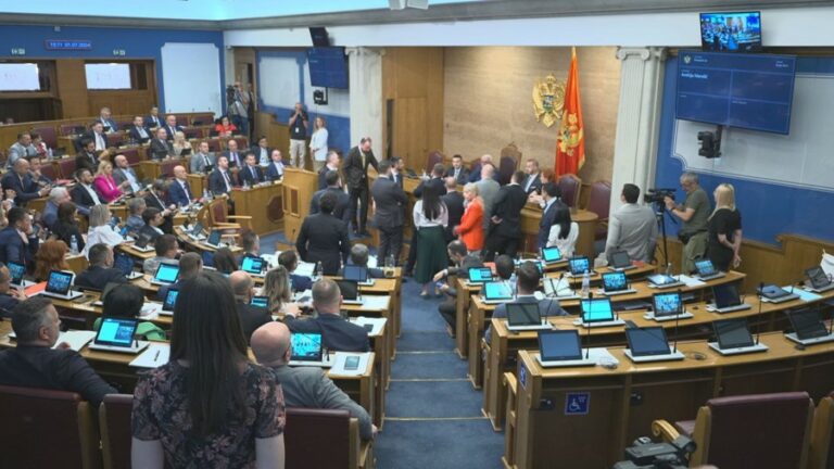 Premijerski sat nije održan, DPS blokirao govornicu (FOTO; VIDEO)