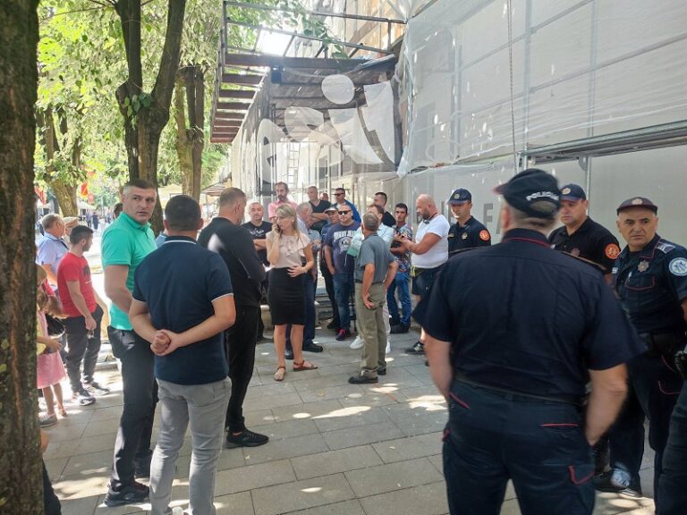 Blokirali ulaz u zgradu opštine: Mještani Bijedića ne žele kamenolom u njihovom selu