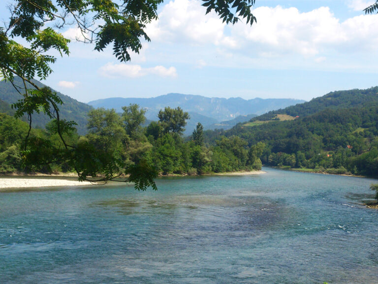 Drama na Drini: Prevrnuo se čamac pun migranata, u rijeci nestalo sedam osoba