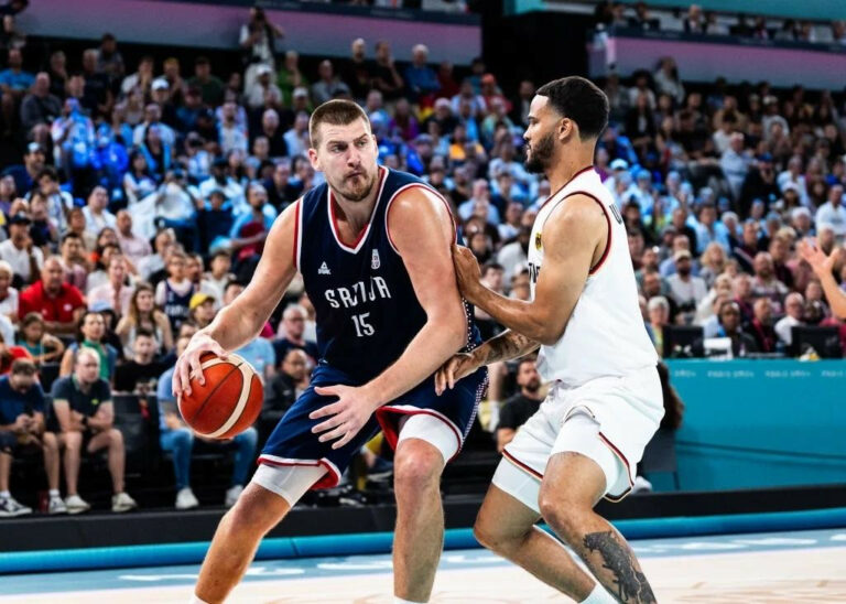 Košarkaši Srbije slavili bronzu, Jokić zapjevao „Prokleta je Amerika“ (video)