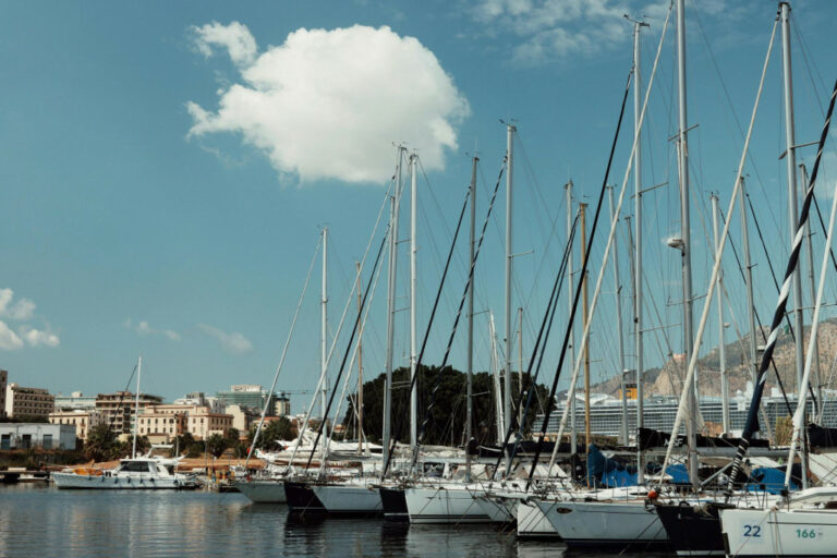 (VIDEO) Nastavlja se potraga za šestoro nestalih sa jedrilice, među njima i milioner