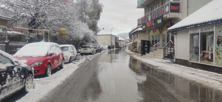 Putevi mokri i klizavi, smanjena vidljivost