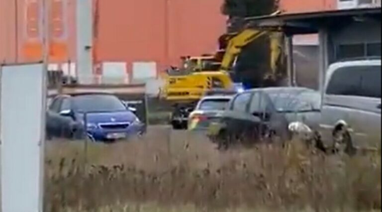 (VIDEO) Njemačka: Ubijena osoba koja je bagerom udarala u automobile