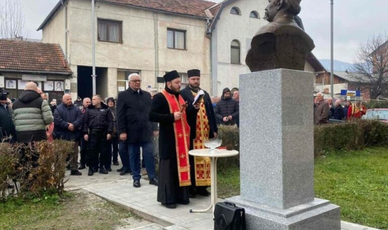 Mandić otkrio bistu Marka Miljanova na trgu u Beranama