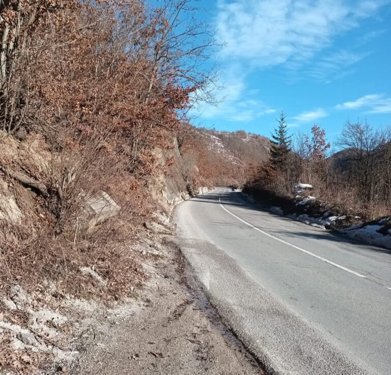 Saobraća se nesmetano, vožnju prilagoditi uslovima na putu
